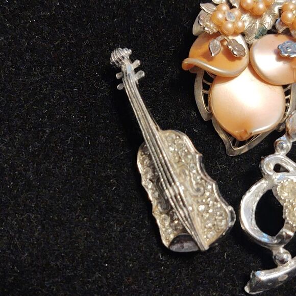 Silvertone brooch set of 3. - Picture 5 of 7